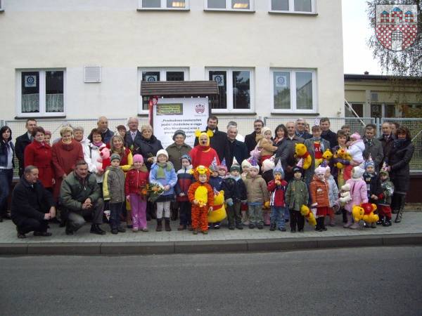 : Pamiątkowe zdjęcie uczestników uroczystości oddania do użytku ulicy Wierzbowej. Gośćmi specjalnymi oprócz wojewody były przedszkolaki z Żarek.